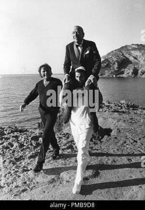 Richard Burton, Noel Coward, 1967 © CCR /Hollywood Archivio - Tutti i diritti riservati Riferimento File # 32557 696THA Foto Stock