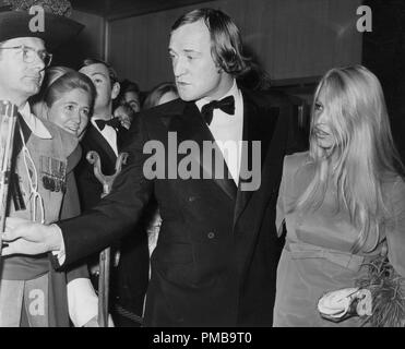 Richard Harris e Barbara signore, arrivando al London premiere del suo film "Cromwell" 1970 Riferimento File # 32557 959THA Foto Stock