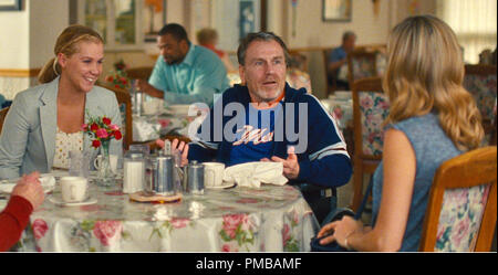(L a R) Amy (AMY SCHUMER) ha un pasto con padre Gordon (COLIN QUINN) e Suor Kim (Brie Larson) in 'Trainwreck' Foto Stock