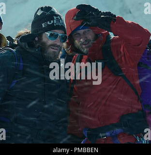 (L a R) Scott Fischer (Jake Gyllenhaal) e Rob Hall (JASON CLARKE) in 'Everest'. Foto Stock