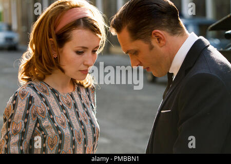Francesca Shea (EMILY BROWNING) e Reggie Kray (TOM HARDY) in 'Legenda'. Foto Stock