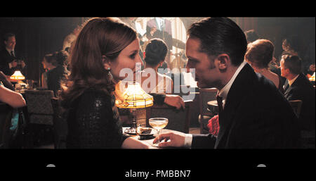 Francesca Shea (EMILY BROWNING) e Reggie Kray (TOM HARDY) in 'Legenda'. Foto Stock