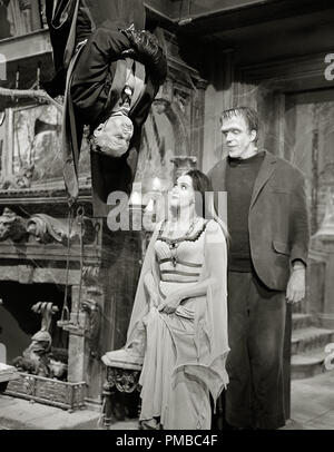 Al Lewis, Yvonne De Carlo e Fred Gwynne, 'l'Munsters' circa 1965 CBS Riferimento File # 32914 512 THA Foto Stock