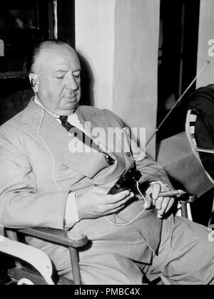 Alfred Hitchcock sul set di 'Strangers su un treno' 1951 Warner Bros Riferimento al file # 32914 517THA Foto Stock