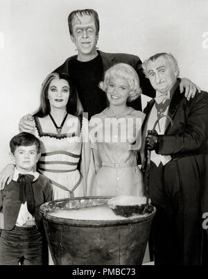 Butch Patrick, Yvonne De Carlo, Fred Gwynne, Beverley Owen e Al Lewis, "l' Munsters 1964 CBS Riferimento File # 32914 546THA Foto Stock