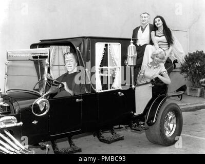 Fred Gwynne, Al Lewis, Yvonne De Carlo e Beverley Owen, 'l'Munsters' 1964 CBS Riferimento File # 32914 572THA Foto Stock