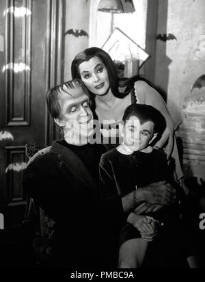 Fred Gwynne,Yvonne De Carlo e Butch Patrick, 'l'Munsters' circa 1965 CBS Riferimento File # 32914 575THA Foto Stock