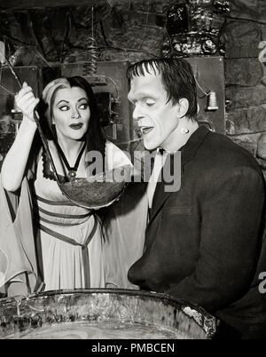 Yvonne De Carlo e Fred Gwynne, 'l'Munsters' circa 1965 CBS Riferimento File # 32914 649THA Foto Stock