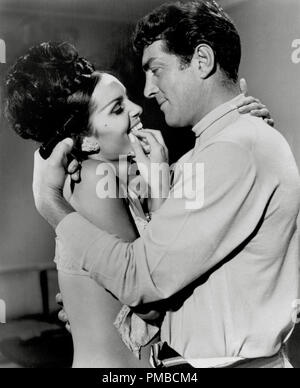 Daliah Lavi, Dean Martin, 'i silenziatori' (1966) Columbia Pictures Riferimento File # 32914 788THA Foto Stock