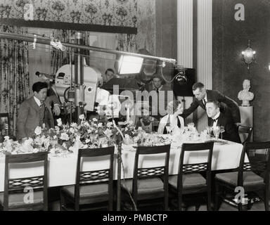 Cineoperatore James Wong Howe, Myrna Loy, Direttore W. S. Van Dyke e William Powell sul set di "L'uomo sottile' 1934 MGM Riferimento File # 32914 849 THA Foto Stock