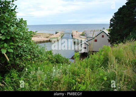 Singing sands beach e ponte con sagome di persone camminare e nuotare in una soleggiata giornata estiva, bacino testa Parco Provinciale, Souris, PEI Foto Stock