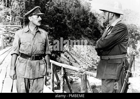 Alec Guinness, Sessue Hayakawa, 'Il Ponte sul Fiume Kwai' 1957 Columbia Pictures Riferimento File # 33371 806THA Foto Stock