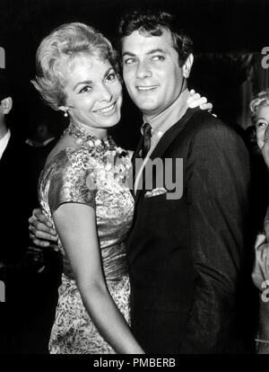 Janet Leigh e Tony Curtis dance strettamente al Harwyn Club di New York City, circa 1960 Riferimento File # 33371 929THA Foto Stock