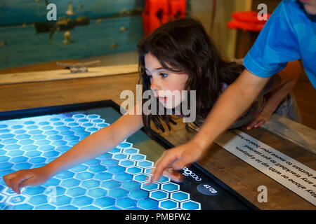 Kids in Alaska SeaLife Centre. Seward, Alaska. Foto Stock