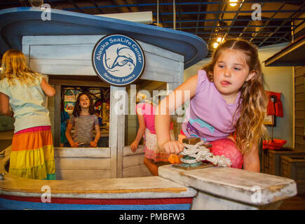 Kids in Alaska SeaLife Centre. Seward, Alaska. Foto Stock