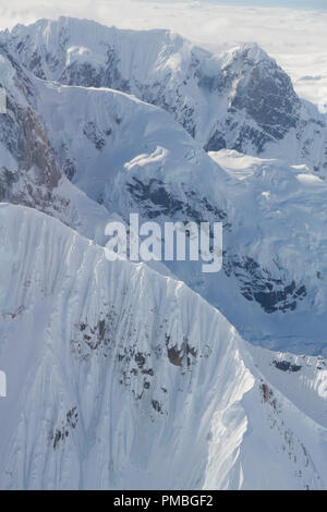 Volo di antenna su Mt Denali, Parco Nazionale di Denali, Alaska. Foto Stock