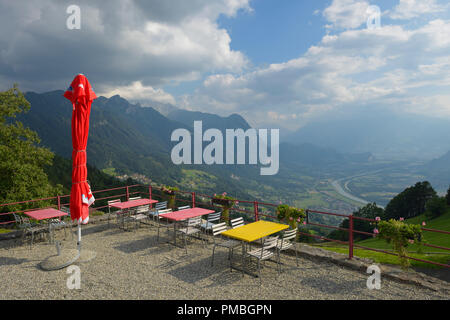 Vista dal ristorante di montagna sulla valle del Reno, Masescha li Foto Stock