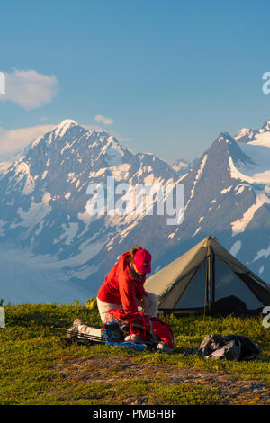 Viaggio zaino in spalla per il Ghiacciaio Spencer banco, Chugach National Forest, Alaska. Foto Stock