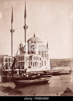 La moschea di Ortaköy. Data/Periodo: fine del XIX secolo. Fotografia. Albume stampa su carta. Altezza: 262 mm (10,31 in); larghezza: 345 mm (13.58 in). Autore: Sconosciuto. Foto Stock