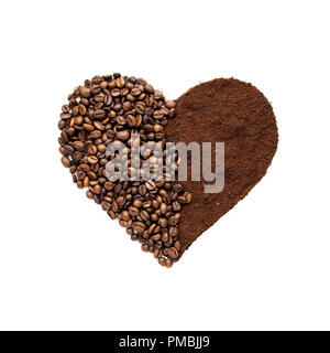 Concetto creativo foto del cuore di caffè isolato su sfondo. Foto Stock