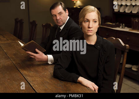 Cavendish Abbey, stagione 4 può Bates imparare che cosa è preoccupante Anna? Nel frattempo, Thomas installa un nuovo alleato, e Alfred prende fino a cottura. Rappresentato da sinistra a destra: Brendan Coyle come il sig. Bates e Joanne Froggatt come Anna Bates Foto Stock