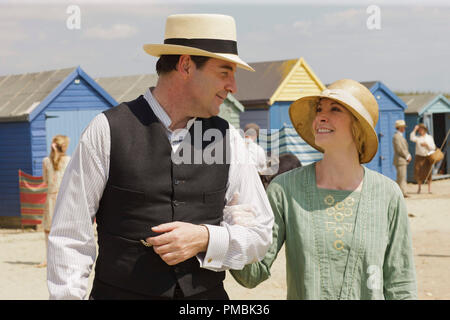 Cavendish Abbey, stagione 4 Lady Rose incontra il Principe di Galles e si trova di fronte a un dilemma. Grattacapi anche piaghe Cora della madre e del fratello, Edith, e quasi tutti gli altri a Cavendish Abbey. Rappresentato da sinistra a destra: Brendan Coyle come il sig. Bates e Joanne Froggatt come Anna Bates Foto Stock