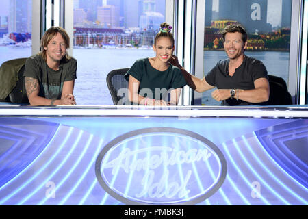 AMERICAN IDOL XIII: L-R: i giudici Keith Urban, Jennifer Lopez e Harry Connick Jr sull'IDOLO AMERICANO XIII stage Foto Stock