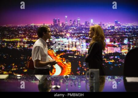 (Da sinistra a destra) Jake Gyllenhaal come Lou Bloom e Rene Russo come Nina Romina via in nightcrawler Foto Stock