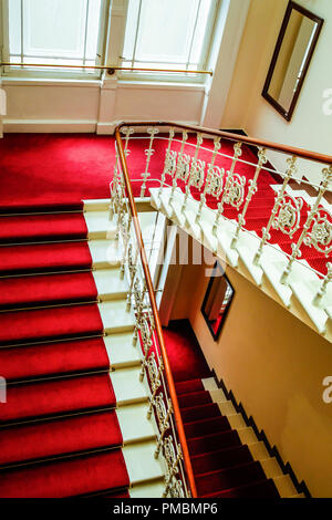 La grande scalinata con tappeto rosso al Hotel Imperial in Opatija, Croazia, una volta affascinante destinazione di viaggio Foto Stock