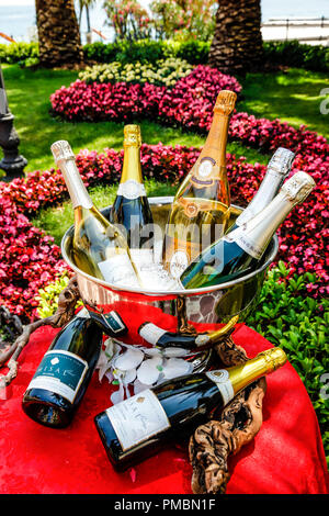 Bellissimi giardini con motivi di Amadria Park Hotel Sveti Jakov, visualizzando le bottiglie di Champagne in un secchiello per il ghiaccio in Opatija, Croazia Foto Stock