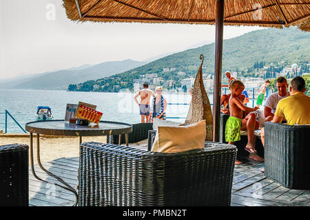 La Gente seduta sul lungomare patio del bar di un hotel in Opatija, Croazia Foto Stock