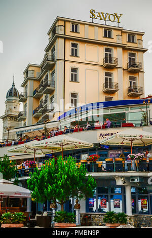 Il Savoy Hotel dietro un quartiere alla moda di multi-tier ristorante e centro shopping sul lungomare di Opatija, Croazia Foto Stock