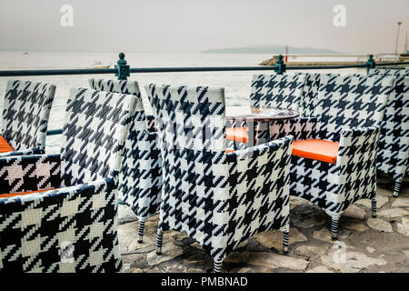 Svuotare waterfront cafe e i tavoli e le sedie in Opatija, Croazia Foto Stock