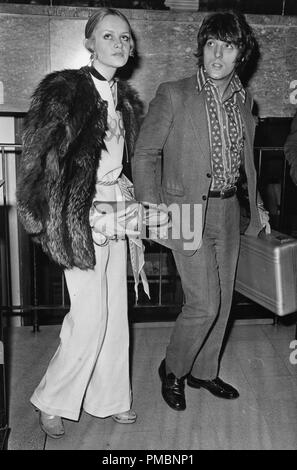 Twiggy e il suo fidanzato Justin Villeneuve all'aeroporto di Heathrow, 1968 © CCR /Hollywood Archivio - Tutti i diritti riservati Riferimento File # 32603 008THA Foto Stock