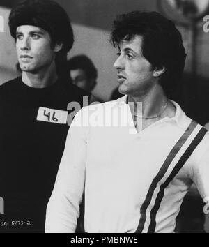 John Travolta con il regista Sylvester Stallone in 'Staying Alive', 1983 Paramount Pictures Riferimento File # 32603 082THA Foto Stock