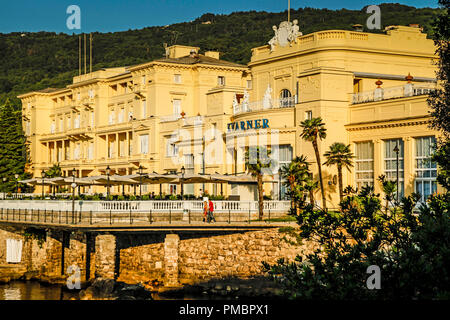 Tramonto sul lungomare, l'Hotel Kvarner in Opatija sull'Adriatico, sulla riviera croata Foto Stock