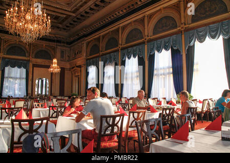 Per coloro che godono di una colazione continentale nella ornati in sala da pranzo presso l' Hotel Imperial in Opatija, Croazia Foto Stock
