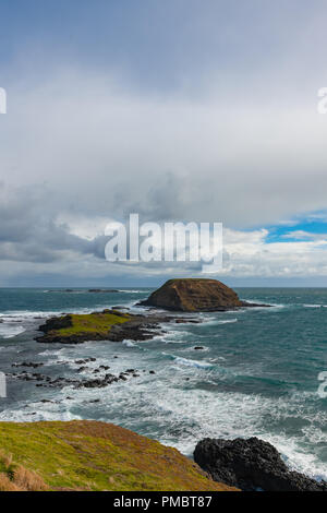 Vista del punto di Nobbies, Victoria, Australia-cielo tempestoso e mare Foto Stock