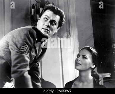 Tony Curtis e Natalie legno, "Re andare avanti" (1958) United Artists Riferimento File # 33300 119THA Foto Stock