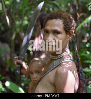 Ritratto di donna di Papua e little boy della foresta nomadi tribù Korowai. La giungla di Nuova Guinea isola. Foto Stock