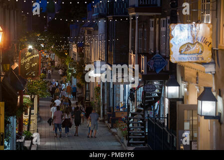 I turisti a piedi durante la serata estiva in Rue du Petit-Champlain in Old Quebec City, in Canada. Rue du Petit-Champlain costeggiata da negozi e ristorante Foto Stock