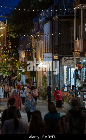 I turisti a piedi durante una serata estiva in Rue du Petit-Champlain in Old Quebec City, in Canada. Rue du Petit-Champlain costeggiata da negozi e ristorante Foto Stock