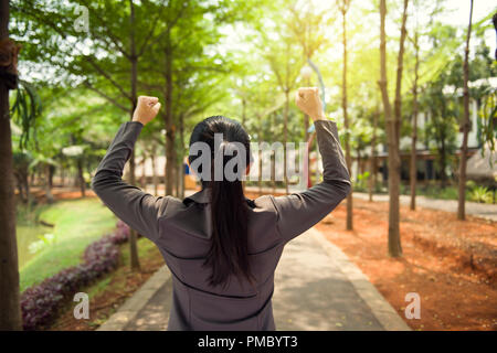 Vista posteriore del successo asian business donna in piedi al di fuori della camera di office Foto Stock