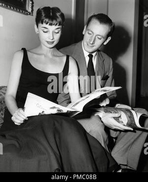 Audrey Hepburn e il suo fidanzato, James Hanson a Roma Agosto 1952 Riferimento File # 33480 893THA Foto Stock