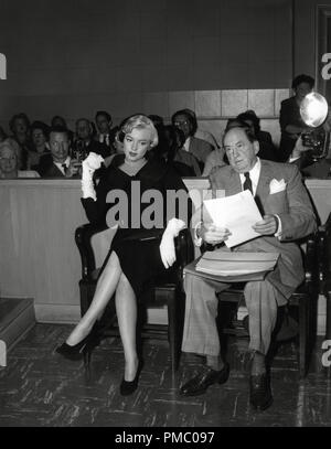 Marilyn Monroe e il suo avvocato Jerry Geisler durante la sua audizione di divorzio da Joe Dimaggio, 1954 Riferimento File # 33480 921THA Foto Stock