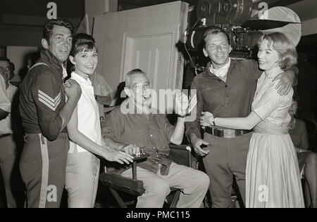 Dean Martin, Audrey Hepburn, direttore William Wyler, Frank Sinatra e Shirley MacLaine sul set del film 1961 "i bambini Hour' (1961) United Artists Riferimento File # 33595 040THA Foto Stock