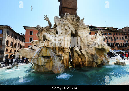 Fontana dei Quattro Fiumi con obelisco egiziano, al centro di Piazza Navona Foto Stock