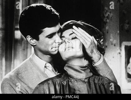 Sophia Loren e Anthony Perkins in 'Cinque Miglia a mezzanotte' 1962 United Artists Riferimento File # 33536 020THA Foto Stock