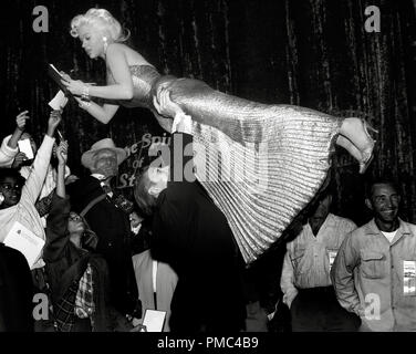 Jayne Mansfield e suo marito Mickey Hargitay a un film premier 1957 circa Riferimento File # 33536 309THA Foto Stock