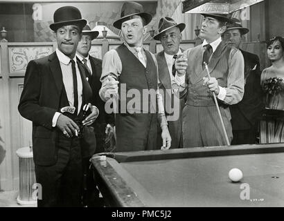 Frank Sinatra, Dean Martin, Sammy Davis Jr., in 'Robin e le cappe 7' (1964 Warner Bros) Riferimento File # 33635 106THA Foto Stock